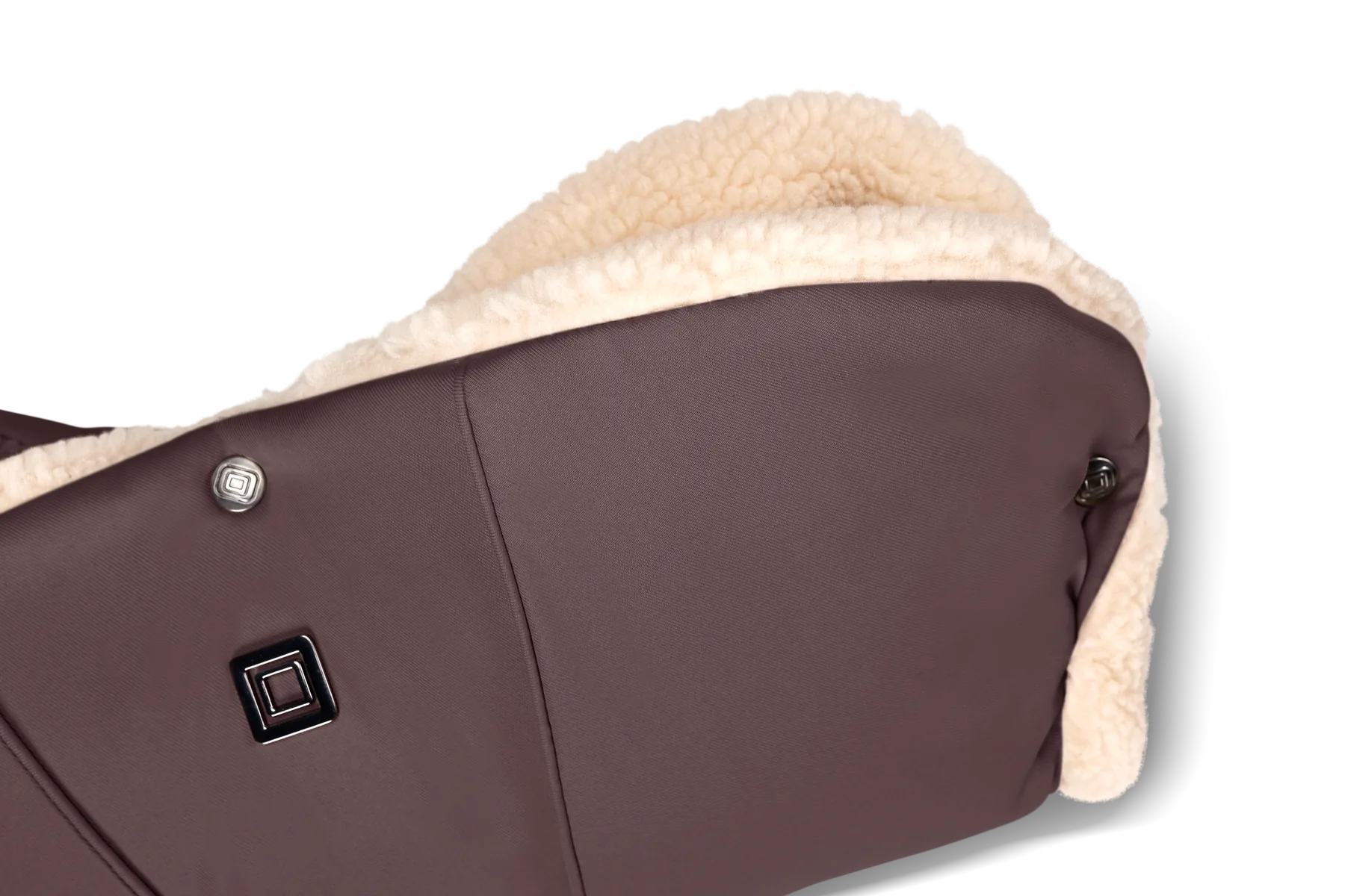 tonkafarbener Handmuff, Detailansicht