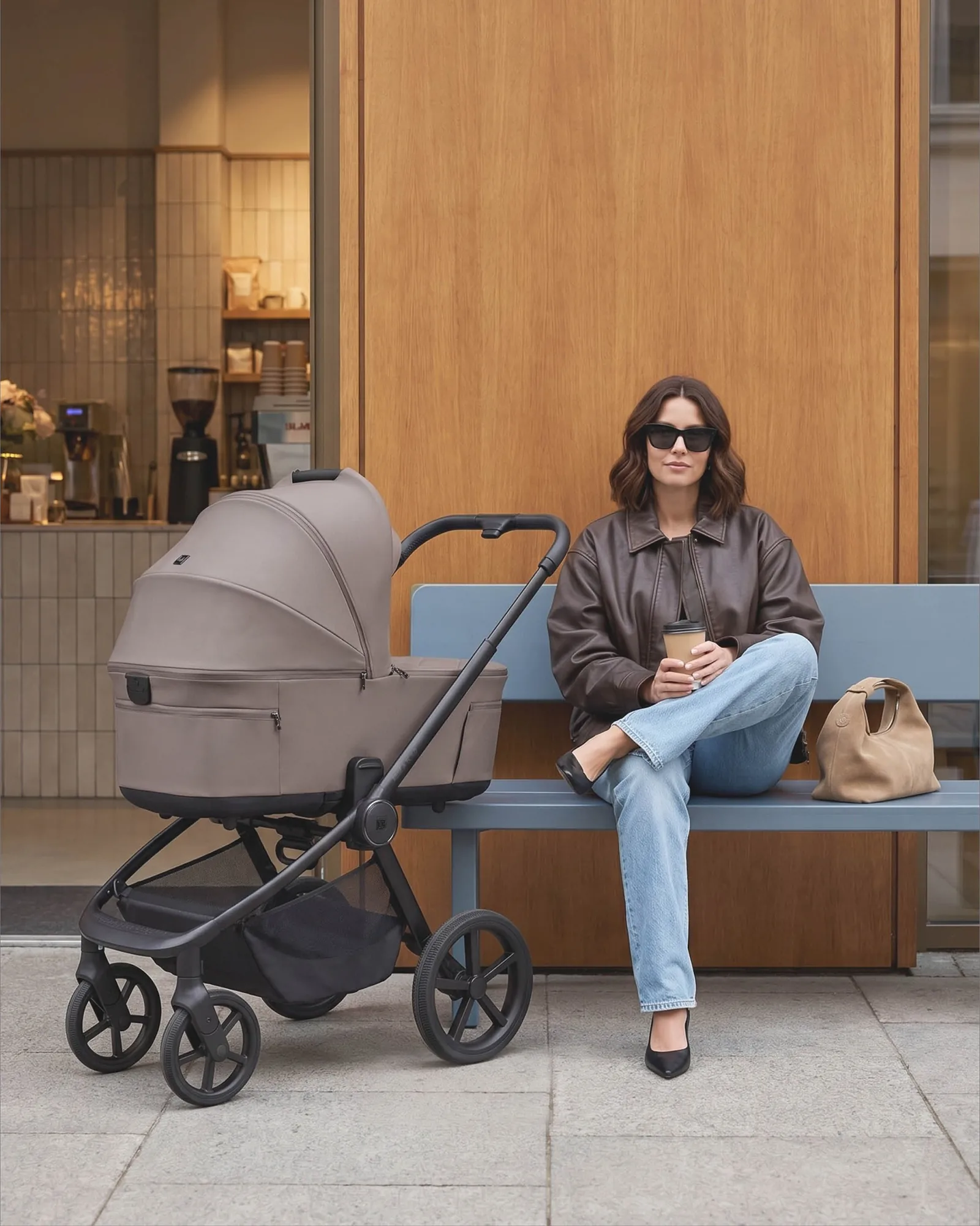 MOON RESEA Fold Kinderwagen in greige mit Babywanne, Pause auf der Bank in der Stadt