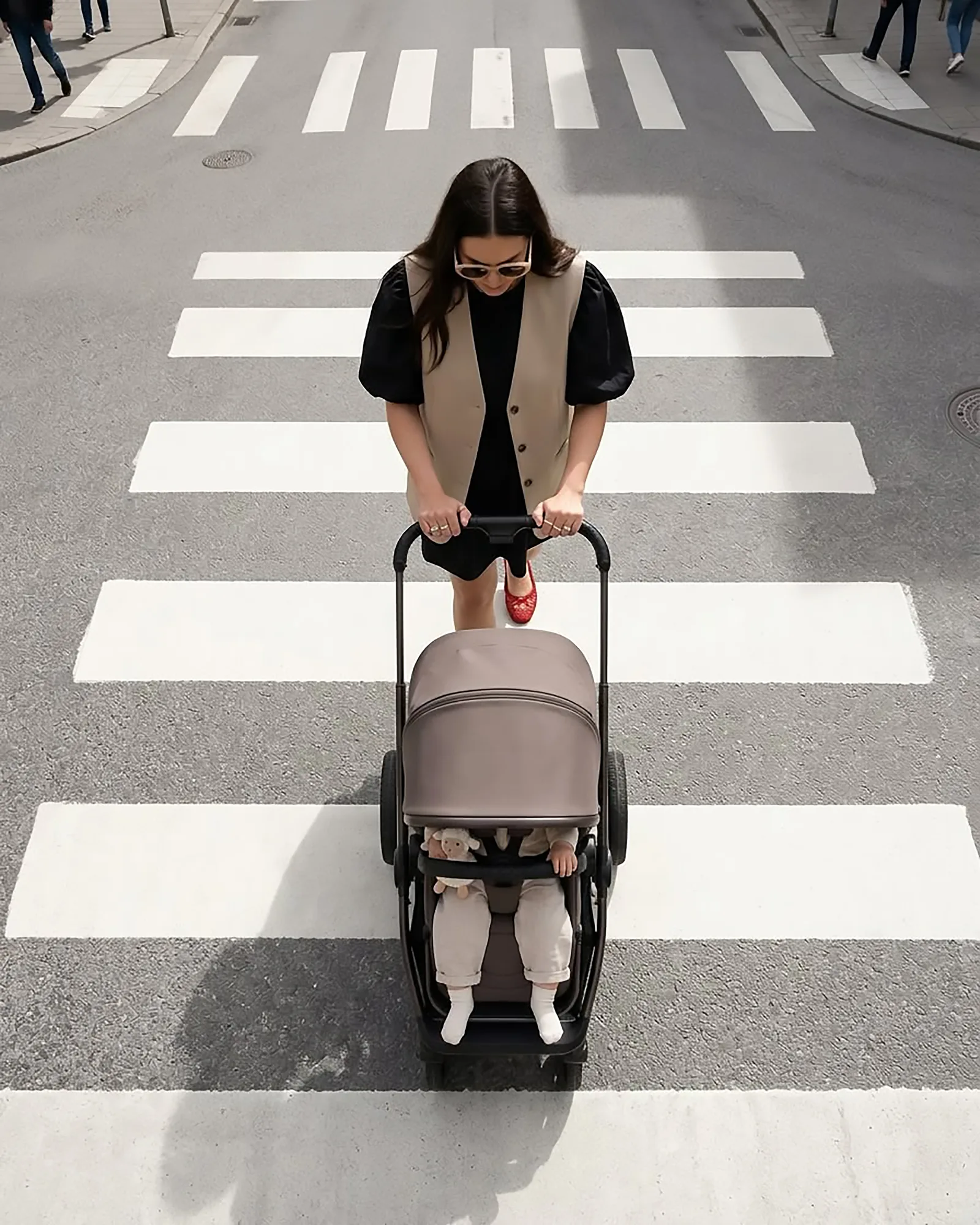 MOON GIO Fold Kinderwagen in sand beim Spaziergang, Mutter mit Kind im Sportsitz